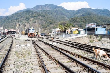 Hindistan 'daki Kathgodam tren istasyonu, tren yolu manzarası, Hint tren yolu kavşağı, ağır sanayi