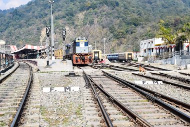 Hindistan 'daki Kathgodam tren istasyonu, tren yolu manzarası, Hint tren yolu kavşağı, ağır sanayi