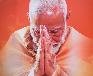Yeni Delhi, Hindistan - 17 Şubat 2024 - Başbakan Narendra Modi, Başkentteki büyük bir seçim mitingine katılırken Başbakan Modi 'nin posteri olan BJP yol gösterisinde kesildi