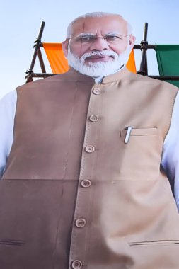 Yeni Delhi, Hindistan - 17 Şubat 2024 - Başbakan Narendra Modi, Başkentteki büyük bir seçim mitingine katılırken Başbakan Modi 'nin posteri olan BJP yol gösterisinde kesildi