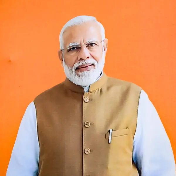 Yeni Delhi, Hindistan - 17 Şubat 2024 - Başbakan Narendra Modi, Başkentteki büyük bir seçim mitingine katılırken Başbakan Modi 'nin posteri olan BJP yol gösterisinde kesildi