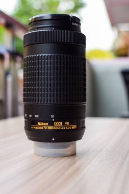 Yeni Delhi, Hindistan, Mart 12024 - Nikon lensleri arka planda, Nikon DSLR fotoğraf çekimi.