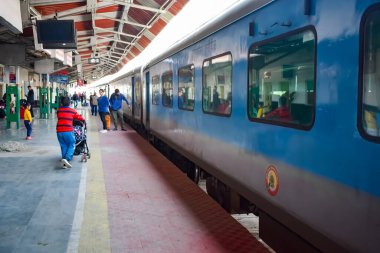 Kathgodam, Uttarakhand, Hindistan, 25 Eylül 2023 - Kathgodam tren istasyonunda sabah saatlerinde Hint tren istasyonu, Kathgodam, Uttarakhand tren istasyonu