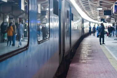 Kathgodam, Uttarakhand, Hindistan, 25 Eylül 2023 - Kathgodam tren istasyonunda sabah saatlerinde Hint tren istasyonu, Kathgodam, Uttarakhand tren istasyonu