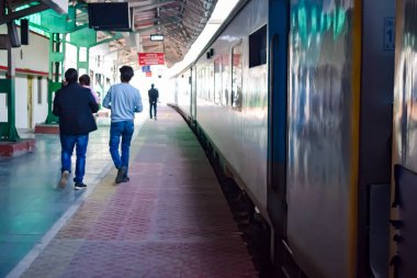 Kathgodam, Uttarakhand, Hindistan, 25 Eylül 2023 - Kathgodam tren istasyonunda sabah saatlerinde Hint tren istasyonu, Kathgodam, Uttarakhand tren istasyonu