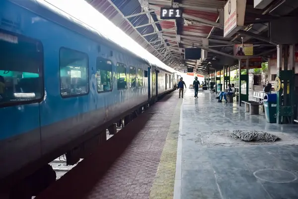 Kathgodam, Uttarakhand, Hindistan, 25 Eylül 2023 - Kathgodam tren istasyonunda sabah saatlerinde Hint tren istasyonu, Kathgodam, Uttarakhand tren istasyonu
