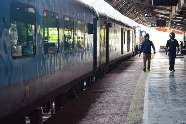 Kathgodam, Uttarakhand, Hindistan, 25 Eylül 2023 - Kathgodam tren istasyonunda sabah saatlerinde Hint tren istasyonu, Kathgodam, Uttarakhand tren istasyonu