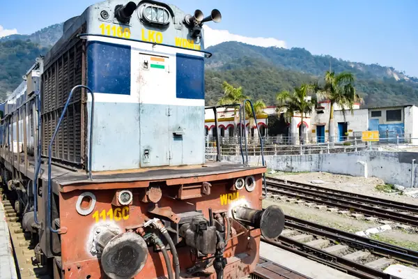Kathgodam, Uttarakhand, Hindistan, 25 Eylül 2023 - Kathgodam tren istasyonunda sabah saatlerinde Hint tren istasyonu, Kathgodam, Uttarakhand tren istasyonu