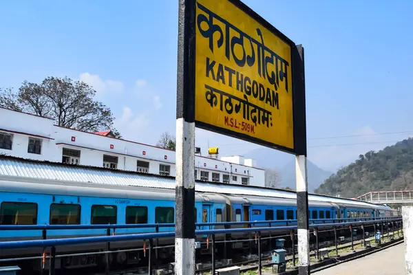 Kathgodam, Uttarakhand, Hindistan, 25 Eylül 2023 - Kathgodam tren istasyonunda sabah saatlerinde Hint tren istasyonu, Kathgodam, Uttarakhand tren istasyonu