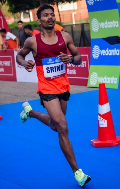 Yeni Delhi, Hindistan - 15 Ekim 2023 - Bitmek üzere olan maraton katılımcılarının bitiş çizgisini geçmek üzere olan Delhi Yarı Maratonu 2023