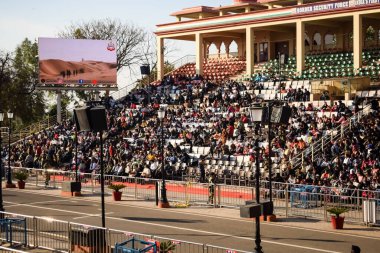 Wagah Sınırı, Amritsar, Punjab, Hindistan, 02 Şubat 2024 - Hindistan, Punjab yakınlarındaki Hindistan-Pakistan sınırında Sınır Güvenlik Kuvvetleri BSF muhafızlarının bayrak töreni