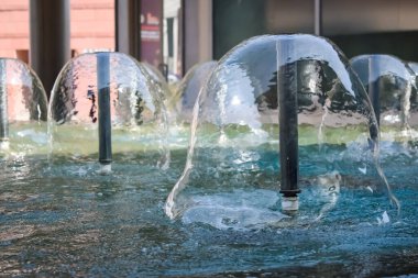 Delhi 'de Pragati Meydan olarak bilinen Bharat Mandapam kompleksindeki çeşme, Bharat Mandapam tesisinde çalışan çeşme, çeşmede su, Bharat Mandapam Parkı' ndaki çeşme