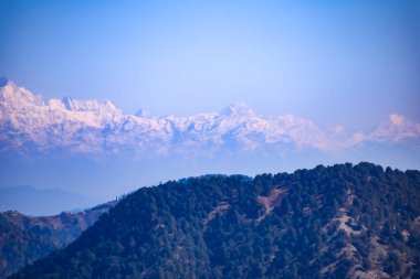 Hindistan 'ın Nainital şehrinin en yüksek tepesinde, bu resimde görülen sıradağ Himalaya Dağları, Hindistan' ın Uttarakhand kentindeki Nainital dağının güzelliği.