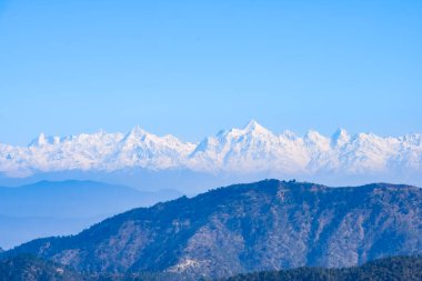 Hindistan 'ın Nainital şehrinin en yüksek tepesinde, bu resimde görülen sıradağ Himalaya Dağları, Hindistan' ın Uttarakhand kentindeki Nainital dağının güzelliği.