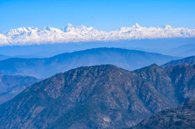 Hindistan 'ın Nainital şehrinin en yüksek tepesinde, bu resimde görülen sıradağ Himalaya Dağları, Hindistan' ın Uttarakhand kentindeki Nainital dağının güzelliği.