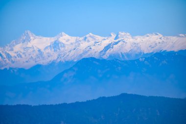 Hindistan 'ın Nainital şehrinin en yüksek tepesinde, bu resimde görülen sıradağ Himalaya Dağları, Hindistan' ın Uttarakhand kentindeki Nainital dağının güzelliği.