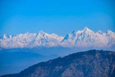 Hindistan 'ın Nainital şehrinin en yüksek tepesinde, bu resimde görülen sıradağ Himalaya Dağları, Hindistan' ın Uttarakhand kentindeki Nainital dağının güzelliği.