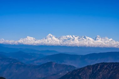 Hindistan 'ın Nainital şehrinin en yüksek tepesinde, bu resimde görülen sıradağ Himalaya Dağları, Hindistan' ın Uttarakhand kentindeki Nainital dağının güzelliği.
