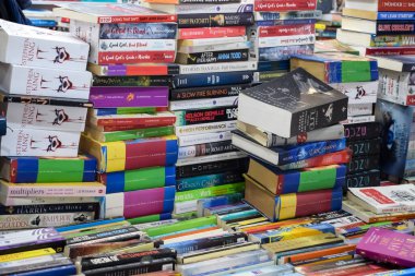 Yeni Delhi, Hindistan, 17 Şubat 2024 - Delhi Uluslararası Kitap Fuarı 'ndaki bir kitapçıda raflarda bulunan çeşitli kitaplar, Bharat Mandapam Kompleksi' ndeki Yıllık Kitap Fuarı 'nda sergilenen kitaplar