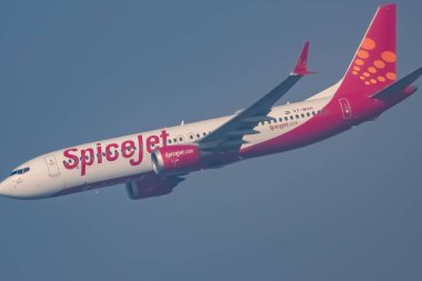 Yeni Delhi, Hindistan, 25 Aralık 2023 - Spicejet Airbus A320 Indra Gandhi Uluslararası Havalimanı Delhi, Spicejet iç uçakları gündüz mavi gökyüzünde uçuyor