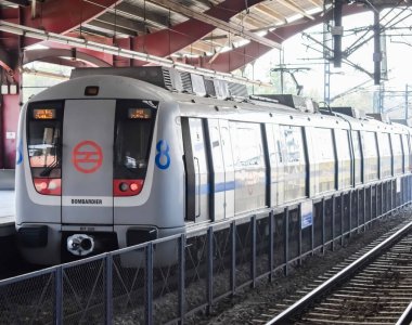 Yeni Delhi, Hindistan, 17 Şubat 2024 - Delhi Metro treni Yeni Delhi, Hindistan, Asya 'daki Jhandewalan metro istasyonuna varıyor.