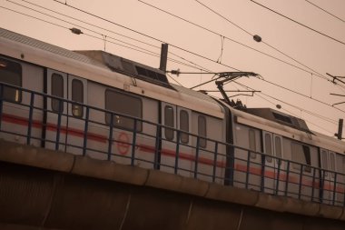 Yeni Delhi, Hindistan, 17 Şubat 2024 - Delhi Metro treni Yeni Delhi, Hindistan, Asya 'daki Jhandewalan metro istasyonuna varıyor.