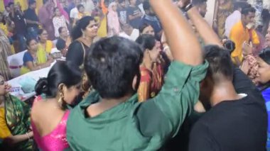 Delhi, Hindistan, Ekim 02: 2023 - Durga Idol 'un önünde ruhani dans yapan dindarlar, Durga Puja kutlamaları için Jhilmil Kolonisi Delhi' deki Kali Bari tapınağı, Durga utsav festivali, Ekim 2022