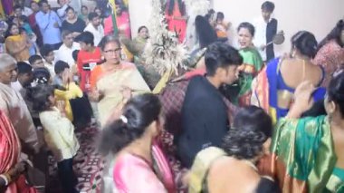 Delhi, Hindistan, Ekim 02: 2023 - Durga Idol 'un önünde ruhani dans yapan dindarlar, Durga Puja kutlamaları için Jhilmil Kolonisi Delhi' deki Kali Bari tapınağı, Durga utsav festivali, Ekim 2022