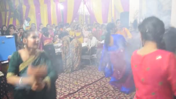 デリー インド 10月022023 デュルガ アイドルの前にスピリチュアル ダンスを行い デュルガ プジャは2022年10月のデュルガ フェスティバル ジルミル — ストック動画