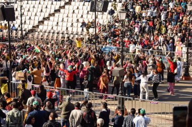 Wagah Sınırı, Amritsar, Punjab, Hindistan, 02 Şubat 2024 - Hindistan, Punjab yakınlarındaki Hindistan-Pakistan sınırında Sınır Güvenlik Kuvvetleri BSF muhafızlarının bayrak töreni