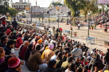 Wagah Sınırı, Amritsar, Punjab, Hindistan, 02 Şubat 2024 - Hindistan, Punjab yakınlarındaki Hindistan-Pakistan sınırında Sınır Güvenlik Kuvvetleri BSF muhafızlarının bayrak töreni