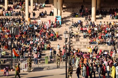 Wagah Sınırı, Amritsar, Punjab, Hindistan, 02 Şubat 2024 - Hindistan, Punjab yakınlarındaki Hindistan-Pakistan sınırında Sınır Güvenlik Kuvvetleri BSF muhafızlarının bayrak töreni