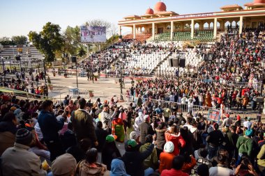 Wagah Sınırı, Amritsar, Punjab, Hindistan, 02 Şubat 2024 - Hindistan, Punjab yakınlarındaki Hindistan-Pakistan sınırında Sınır Güvenlik Kuvvetleri BSF muhafızlarının bayrak töreni
