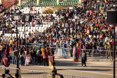 Wagah Sınırı, Amritsar, Punjab, Hindistan, 02 Şubat 2024 - Hindistan, Punjab yakınlarındaki Hindistan-Pakistan sınırında Sınır Güvenlik Kuvvetleri BSF muhafızlarının bayrak töreni