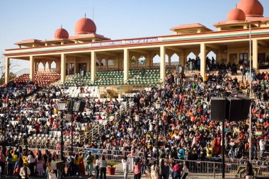 Wagah Sınırı, Amritsar, Punjab, Hindistan, 02 Şubat 2024 - Hindistan, Punjab yakınlarındaki Hindistan-Pakistan sınırında Sınır Güvenlik Kuvvetleri BSF muhafızlarının bayrak töreni