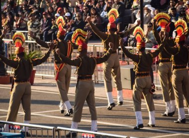 Wagah Sınırı, Amritsar, Punjab, Hindistan, 02 Şubat 2024 - Hindistan, Punjab yakınlarındaki Hindistan-Pakistan sınırında Sınır Güvenlik Kuvvetleri BSF muhafızlarının bayrak töreni