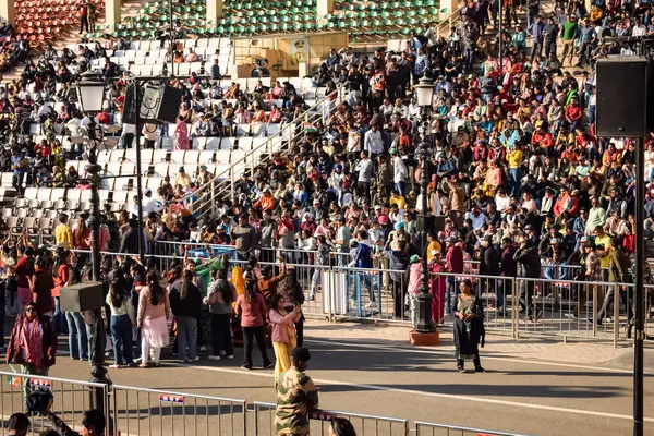 Wagah Sınırı, Amritsar, Punjab, Hindistan, 02 Şubat 2024 - Hindistan, Punjab yakınlarındaki Hindistan-Pakistan sınırında Sınır Güvenlik Kuvvetleri BSF muhafızlarının bayrak töreni