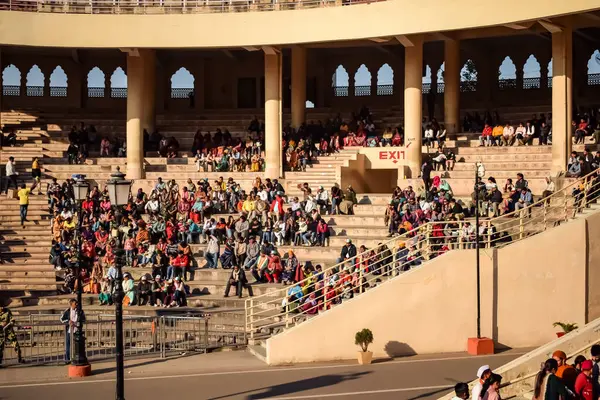 Wagah Sınırı, Amritsar, Punjab, Hindistan, 02 Şubat 2024 - Hindistan, Punjab yakınlarındaki Hindistan-Pakistan sınırında Sınır Güvenlik Kuvvetleri BSF muhafızlarının bayrak töreni