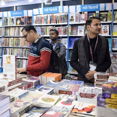 Delhi, Hindistan, 17 Şubat 2024 - Çeşitli yaş gruplarından insanlar Delhi Uluslararası Kitap Fuarı 'ndaki bir kitapçıda çeşitli kitaplar okuyor, Bharat Mandapam kompleksindeki Yıllık Kitap Fuarı' nda kitaplar