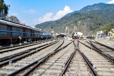 Hindistan 'daki Kathgodam tren istasyonu, tren yolu manzarası, Hint tren yolu kavşağı, ağır sanayi