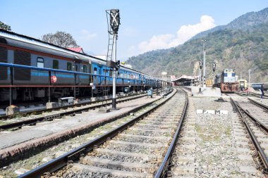 Hindistan 'daki Kathgodam tren istasyonu, tren yolu manzarası, Hint tren yolu kavşağı, ağır sanayi