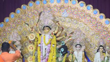 Kolkata, Hindistan, 29 Eylül 2023 - Hindistan 'daki en büyük Hindu festivali olan Güney Kolkata Durga Puja, Durga Puja Idol' a geleneksel bakış açısıyla Tanrıça Durga
