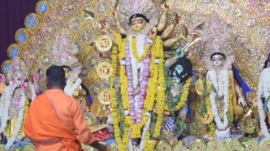 Kolkata, Hindistan, 29 Eylül 2023 - Hindistan 'daki en büyük Hindu festivali olan Güney Kolkata Durga Puja, Durga Puja Idol' a geleneksel bakış açısıyla Tanrıça Durga