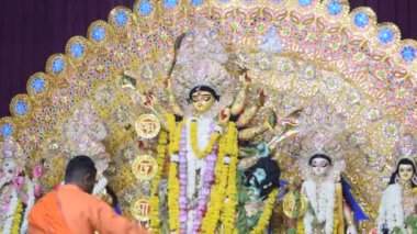 Kolkata, Hindistan, 29 Eylül 2023 - Hindistan 'daki en büyük Hindu festivali olan Güney Kolkata Durga Puja, Durga Puja Idol' a geleneksel bakış açısıyla Tanrıça Durga