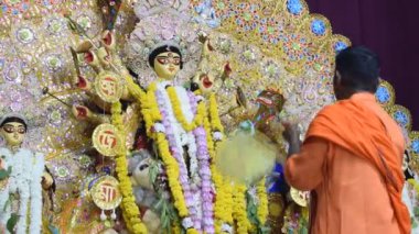 Kolkata, Hindistan, 29 Eylül 2023 - Hindistan 'daki en büyük Hindu festivali olan Güney Kolkata Durga Puja, Durga Puja Idol' a geleneksel bakış açısıyla Tanrıça Durga