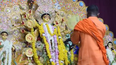 Kolkata, Hindistan, 29 Eylül 2023 - Hindistan 'daki en büyük Hindu festivali olan Güney Kolkata Durga Puja, Durga Puja Idol' a geleneksel bakış açısıyla Tanrıça Durga
