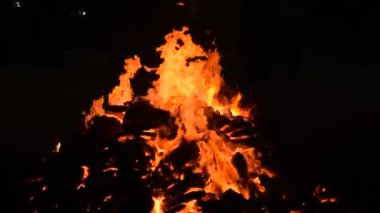 Siyah arka planda alevler, alev alev dokusu arka planda, çok güzel, ateş yanıyor, ateş odun ve inek gübresi ateşiyle yanıyor.