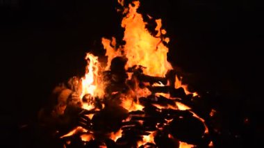 Siyah arka planda alevler, alev alev dokusu arka planda, çok güzel, ateş yanıyor, ateş odun ve inek gübresi ateşiyle yanıyor.