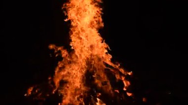 Siyah arka planda alevler, alev alev dokusu arka planda, çok güzel, ateş yanıyor, ateş odun ve inek gübresi ateşiyle yanıyor.