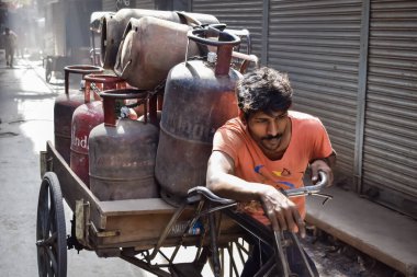 Eski Delhi, Hindistan, 15 Mart 2024 - Eski Delhi sokaklarında kimliği belirsiz adamlar, Eski Delhi 'de Chandni Chowk pazarının sokak fotoğrafları, Eski Delhi Caddesi Fotoğrafçılığı